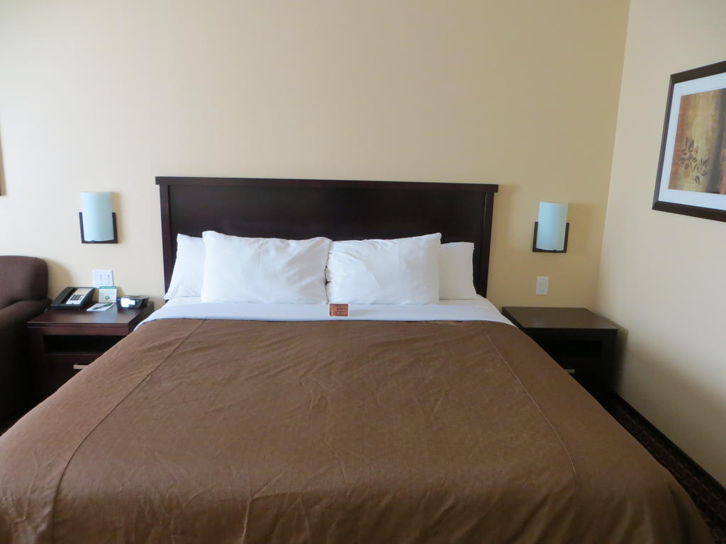 Poplar Tree Inn Stoughton Room photo