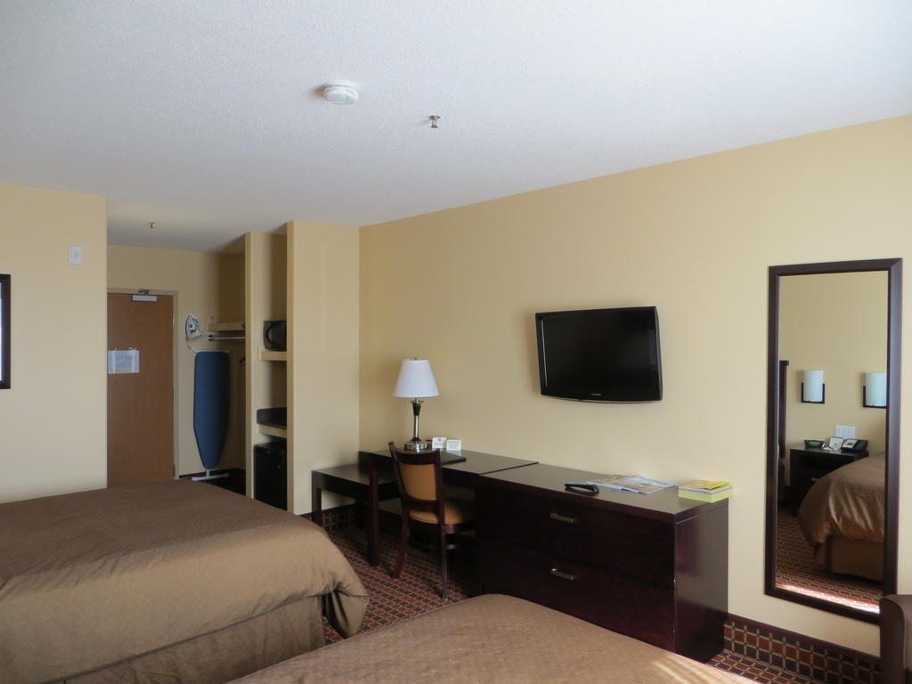 Poplar Tree Inn Stoughton Room photo